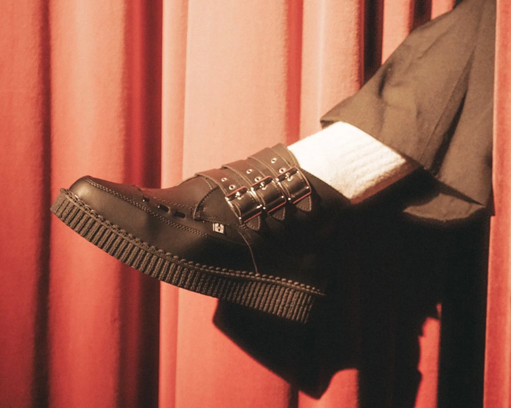 A9325 Women Black TUKskin™ 3-Buckle Pointed Creeper Boot