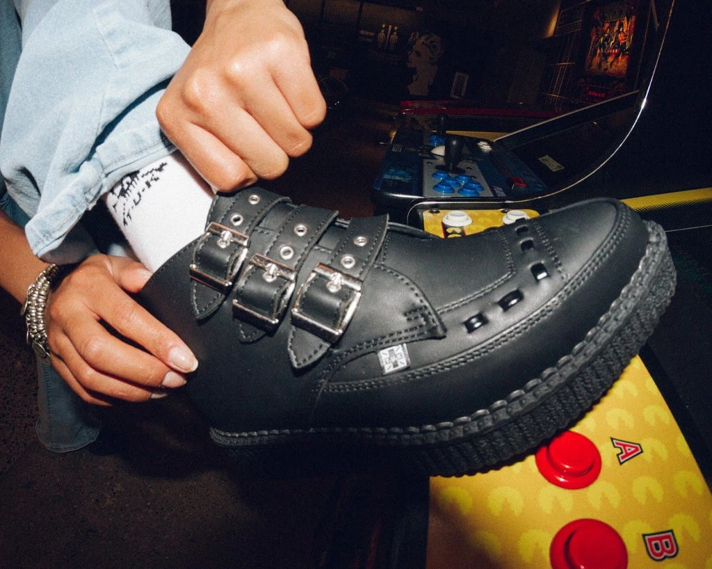 A9325 Women Black TUKskin™ 3-Buckle Pointed Creeper Boot