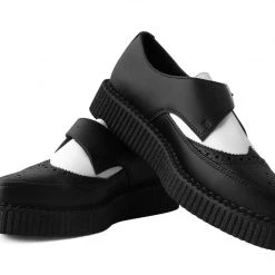 A9776 Black & White TUKskin™ Wing Buckle Pointed Creeper