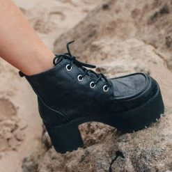 A8663L Distressed Ankle Nosebleed Boot Women